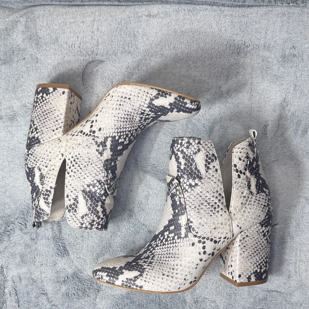 Steve Madden Narrate Black & White Snakeskin Bootie - Size 7